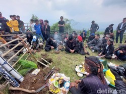 Nadar Gunung Batu Lembang: Ritual Tolak Bala Jelang Ramadan