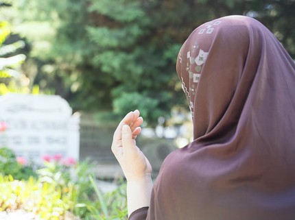 Doa Ziarah Kubur Orang Tua Lengkap dengan Tata Cara & Adabnya