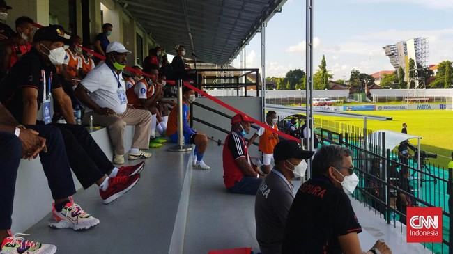 Suasana tegang terasa di bangku cadangan Persipura Jayapura saat menghadapi Persita Tangerang pada pekan ke-34 Liga 1 2021/2022, Kamis (31/3) sore WITA.