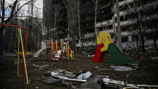 Rusia lagi-lagi dituding membombardir fasilitas publik yakni sebuah sekolah di desa Bilohrivka, Luhansk, Ukraina, yang menjadi pengungsian puluhan warga.