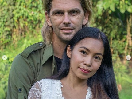 Cinta Pandangan Pertama, Ternyata Ini Alasan Bule Prancis Nikahi Wanita Dayak