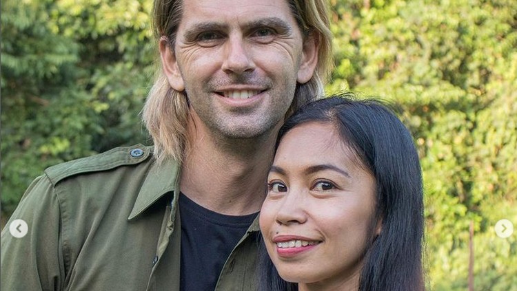 Kisah cinta pasangan beda negara, Prada dan Chanee Kalaweit. Kisah cinta pasangan beda negara, Prada dan Chanee Kalaweit.