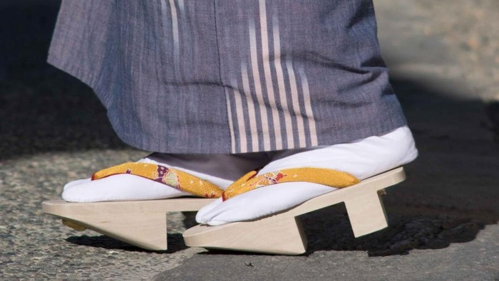 Klasik dan Unik, Inilah 7 Model Sepatu dan Sandal Terpopuler di Zaman Dahulu