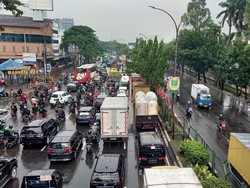 Ada Banjir, Lalin di Jalan MH Thamrin Arah Tangsel Macet Parah