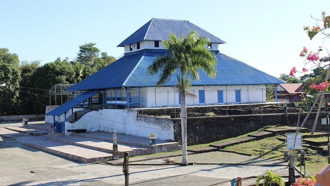 Masjid Al-Muqarrabin Syafyi Shaful Mu'min yang berlokasi di Kota Baubau, Sulawesi Tenggara lebih dikenal dengan Masigi Ogena (Masjid Agung) Wolio.