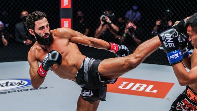 Chingiz Allazov tampil sempurna di laga final ONE Featherweight Kickboxing World Grand Prix di ONE X dan mengalahkan atlet Thailand Sitthichai Sitsongpeenong.