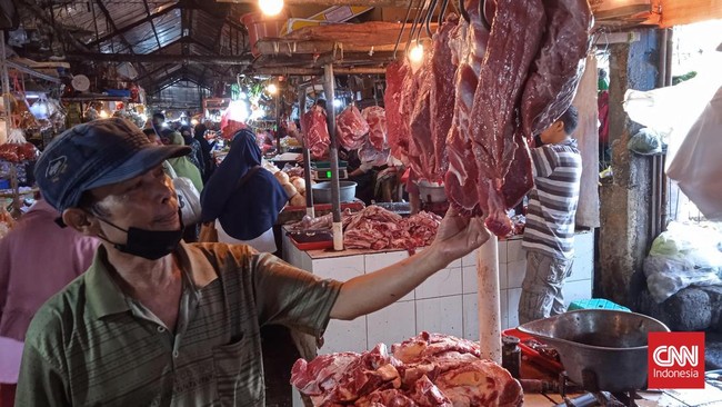 Harga bahan pokok merangkak naik berdasarkan pantauan CNNIndonesia.com di pasar tradisional Jakarta, utamanya bawang merah, daging ayam dan sapi.