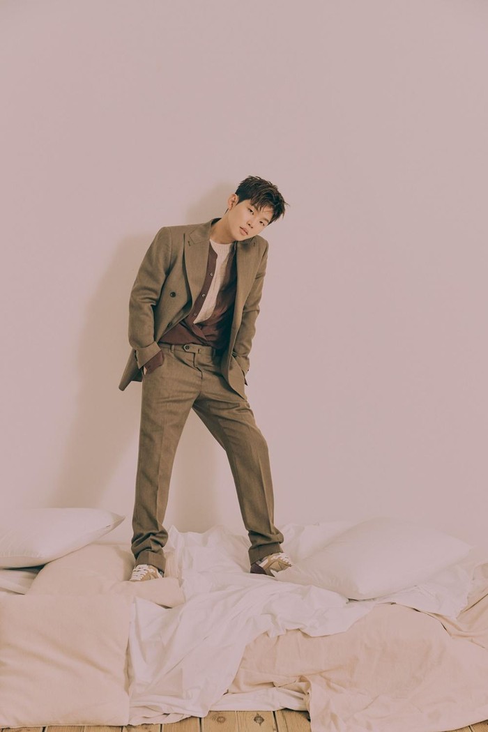 Paul Kim pun menyentuh emosi pasangan Hyun Bin dan Son Ye Jin dengan menyanyikan lagu 'Everyday, Every Moment' di bagian kedua pernikahan./ Foto: m.vlive.tv