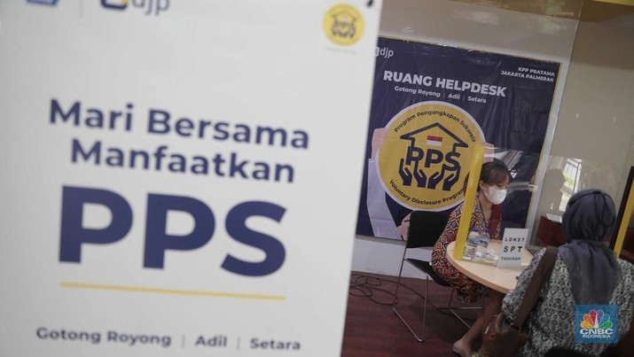 pelaporan SPT Tahunan Pajak Suasana pelaporan SPT Tahunan Pajak di KPP Pratama Jakarta Palmerah, Kamis (31/3/2022). Batas akhir lapor SPT Tahunan bagi Wajib Pajak Orang Pribadi berakhir hari ini pada 31 Maret 2022. (CNBC Indonesia/ Muhammad Sabki)
