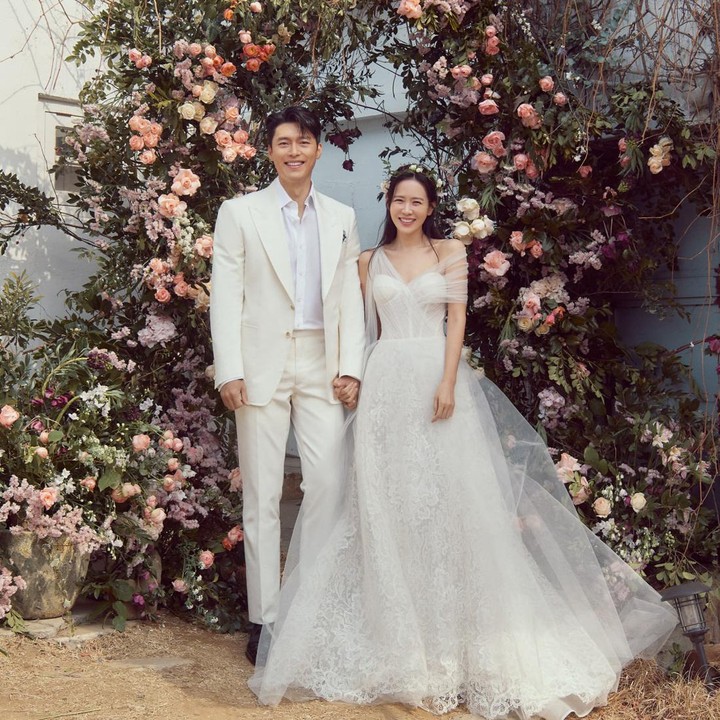 <p>Kisah cinta Son Ye Jin dan Hyun Bin berawal dari proyek drama Korea populer, <em>Crash Landing on You</em>. Setelah resmi menikah, kehidupan rumah tangga pasangan ini semakin lengkap dengan kehadiran seorang putra. Meski dikenal cukup menjaga privasi keluarga, Son Ye Jin sesekali membagikan momen kebersamaan bersama suami dan anak melalui akun Instagram pribadinya.&nbsp;(Foto: VAST Entertainment dan MSTeam)</p>
