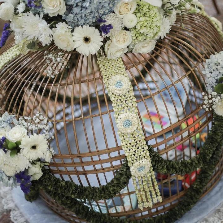<p>Biasanya, bayi akan dimasukkan ke dalam sebuah kurungan yang di dalamnya terdapat berbagai macam mainan. Nantinya, sang bayi akan memilih mainan apa yang dipercaya kelak menjadi cita-citanya. (Foto: Instagram: @tatajaneetaofficial)</p>