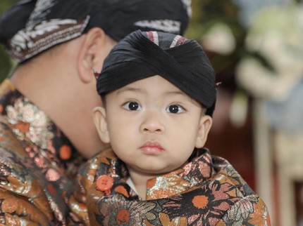 7 Potret Acara Tedak Siten Anak Tata Janeeta, Gemasnya Baby R Pakai Blangkon