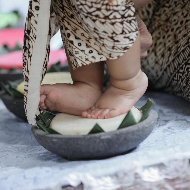 <p>Di usianya yang ke sembilan bulan, Erlangga melangkahkan kakinya untuk pertama kali di bumi dalam acara Tedak Siten. Acara pun berlangsung dengan sangat khidmat. (Foto: Instagram: @tatajaneetaofficial)</p>