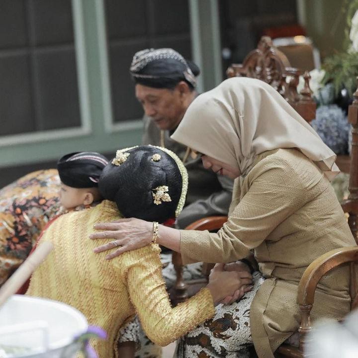 <p>Tidak Siten sendiri merupakan tradisi dan warisan suku Jawa yang sarat dengan makna dan filosofi kehidupan.  (Foto: Instagram: @tatajaneetaofficial)</p>