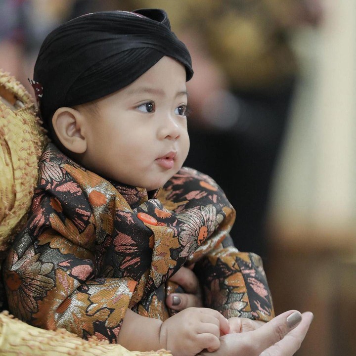 <p>Usai menikah dengan Raden Brotoseno pada 2020, Tata Janeeta dikaruniai anak laki-laki bernama Erlangga, Bunda. Ia terlahir pada Jumat (25/6/2021) lalu. (Foto: Instagram: @tatajaneetaofficial)</p>