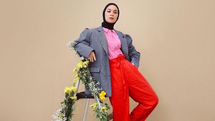 Anti Mainstream, Simak Gaya Colorful ala Tantri Namirah