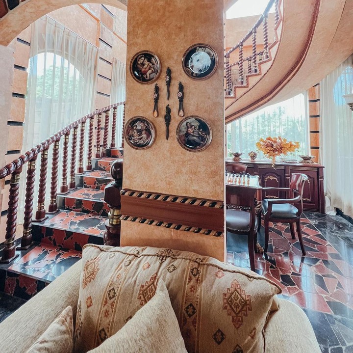 <p>Seperti tinggal di rumah sultan, rumah ibunda Tasya Farasya juga dihiasi dengan furnitur dan dekorasi rumah yang mewah. (Foto: Instagram @tasyafarasya)</p>