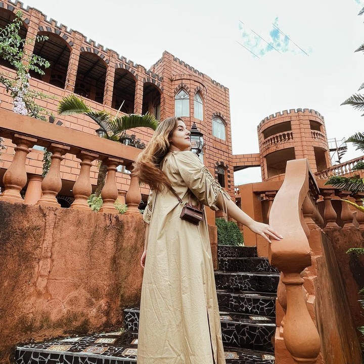 <p>Bukan rumah biasa, ibunda Tasya Farasya mendesain rumah tersebut hingga menyerupai kastil di negeri dongeng. Terdapat banyak anak tangga yang mengarah ke pintu rumah. (Foto: Instagram @tasyafarasya)</p>