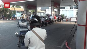 VIDEO: Harga Pertamax Akan Naik, Antrean di SPBU Mengular