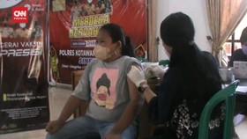 VIDEO: Warga Berburu Vaksin Booster Supaya Bisa Pulang Kampung