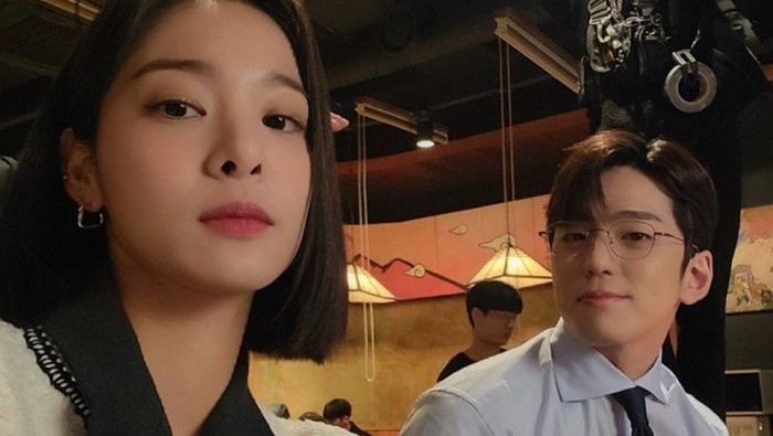 Tidak hanya di depan kamera, Seol In Ah dan Kim Min Kyu juga suka mengunggah foto kebersamaan mereka di akun media sosial masing-masing. Namun keduanya menegaskan kalau keakraban mereka sudah seperti saudara kandung, meski sempat mengakui pada momen-momen tertentu saat syuting, mereka sempat merasa berdebar-debar./ foto: instagram.com/_seorina