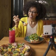 Pecinta Makanan Sehat, 5 Zodiak Ini Paling Kuat Menahan Godaan Junk Food Saat Puasa
