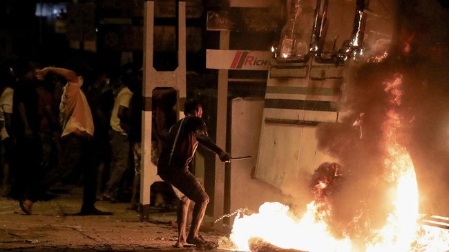 Sri Lanka tengah menghadapi krisis besar mulai dari ekonomi hingga politik karena pinjaman yang melambung dan salah kaprah mengelola finansial negara.