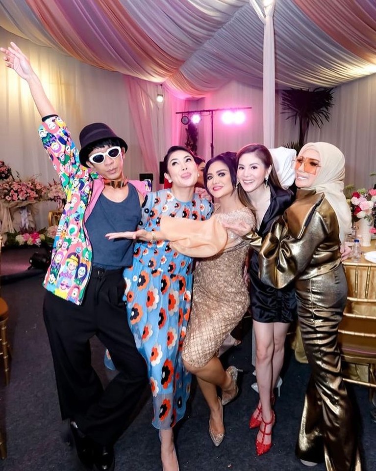 Aming Penampilan Aming hadiri berbagai pesta ulang tahun artis.