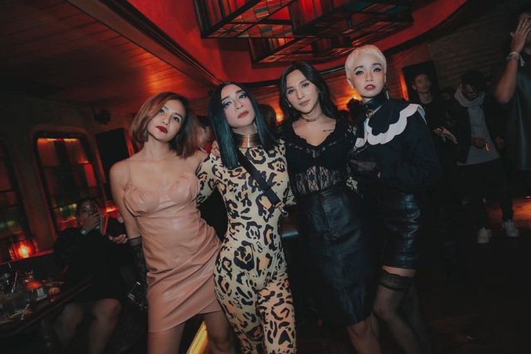 Aming Penampilan Aming hadiri berbagai pesta ulang tahun artis.