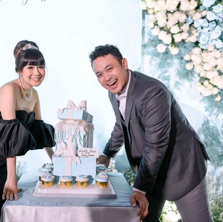 <p>Pada Rabu (30/03/2022) lalu, pasangan Gilang Dirga dan Adiezty Fersa menggelar acara <em>baby shower</em>, Bunda. (Foto: Instagram @adieztyfersa)<br /><br /><br /></p>