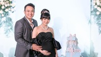 <p>Sementara itu, Gilang memakai kemeja dan setelan jas klasik seperti Paul di <em>Breakfast at Tiffany's.</em> Tak kalah menarik perhatian seperti sang istri ya, Bunda? (Foto: Instagram @adieztyfersa)<br /><br /><br /></p>