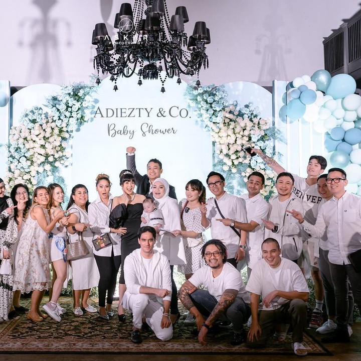 <p>Berbeda dari Gilang dan Diezty, para tamu undangan yang hadir memakai<em> dresscode</em> putih. (Foto: Instagram @adieztyfersa)<br /><br /></p>