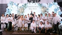 <p>Berbeda dari Gilang dan Diezty, para tamu undangan yang hadir memakai<em> dresscode</em> putih. (Foto: Instagram @adieztyfersa)<br /><br /></p>