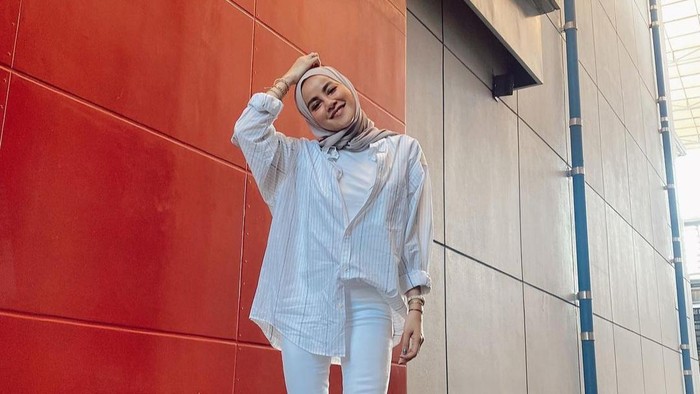 Awet Muda di Usia 40-an, Gaya Fashion Hijab Olla Ramlan Bisa Dijadikan Referensi