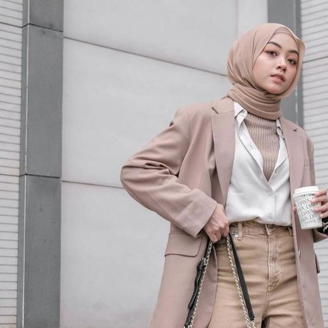 Ide Gaya Hijab Elegan Bertema Earthtone Cocok untuk Kumpul Libur