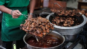Berkah MotoGP, Ayam Bakar Taliwang Khas Pak Udin Laris Manis