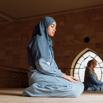 Ini Hukum, Niat, dan Tata Cara Salat Tarawih Sendiri di Rumah