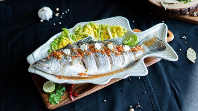 Tak hanya digoreng, ikan kembung juga bisa disajikan dengan dikukus. Berikut resep ikan kembung tim yang bisa Anda coba.