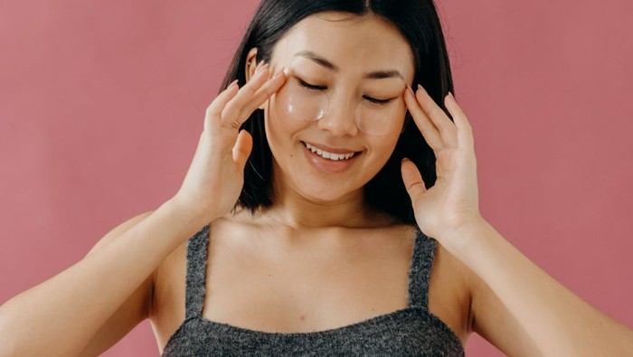 Jangan Sampai Salah, Simak 3 Langkah Ini untuk Gunakan Eye Gel dengan Benar Jangan Sampai Salah, Simak 3 Langkah Ini untuk Gunakan Eye Gel dengan Benar