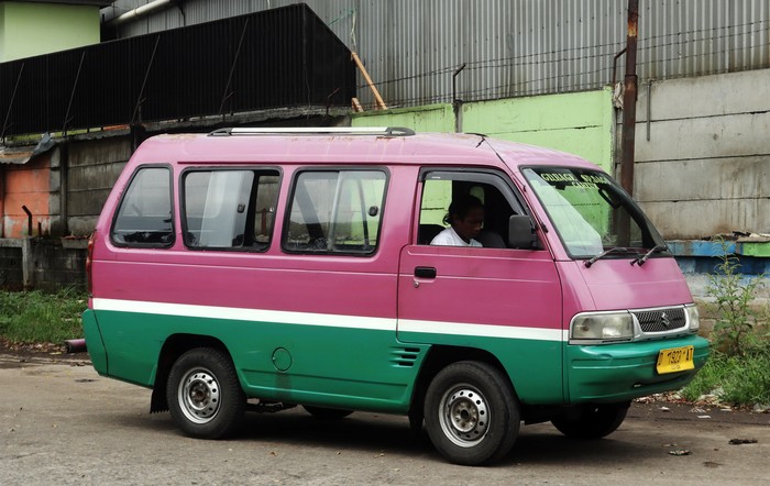 Kalau berkunjung ke kota Bandung, kamu akan menemukan simbol perjuangan Brave Pink dan Hero Green pada angkotnya. (Foto: Wisma Putra/detikcom)