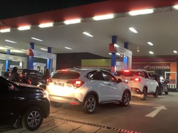 Kendaraan di SPBU Tangsel Mengular Hingga ke Jalan Raya