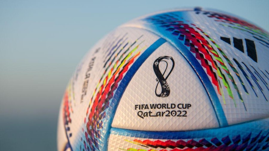 Logo Piala Dunia 2022 DOHA, QATAR - MARCH 31: In this photo illustration an official FIFA World Cup Qatar 2022 ball sits on display ahead of the FIFA World Cup Qatar 2022 draw on March 31, 2022 in Doha, Qatar. (Photo by David Ramos/Getty Images)