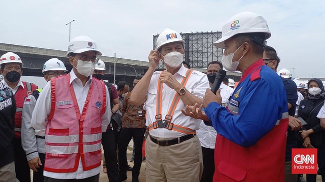 Menko Marinves Luhut B Panjaitan meninjau Depo LRT Jabodebek dan memastikan proyek transportasi massal itu meluncur pada 17 Agustus 2022.