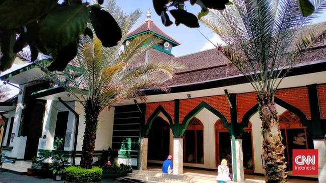 Perpaduan keindahan arsitektur Eropa dan Jawa menjadi ciri khas masjid yang berlokasi di Jalan Raden AA Wiranatakusumah (Jalan Cipaganti) No 85 ini.