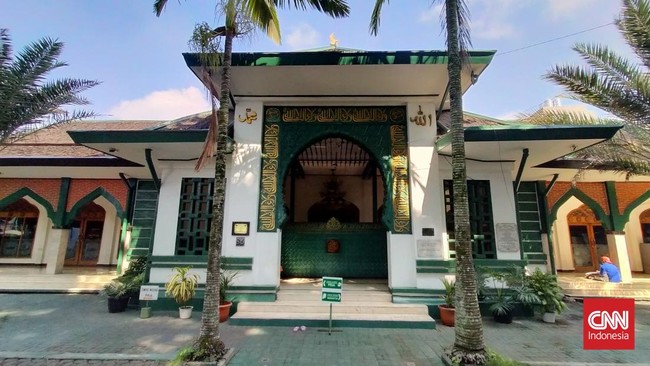 Perpaduan keindahan arsitektur Eropa dan Jawa menjadi ciri khas masjid yang berlokasi di Jalan Raden AA Wiranatakusumah (Jalan Cipaganti) No 85 ini.
