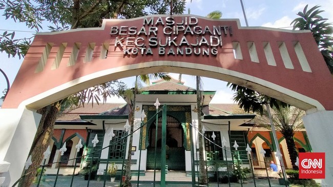 Perpaduan keindahan arsitektur Eropa dan Jawa menjadi ciri khas masjid yang berlokasi di Jalan Raden AA Wiranatakusumah (Jalan Cipaganti) No 85 ini.