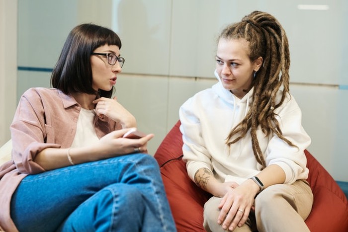 Mengobrol dengan Teman / foto : pexels.com/fauxels