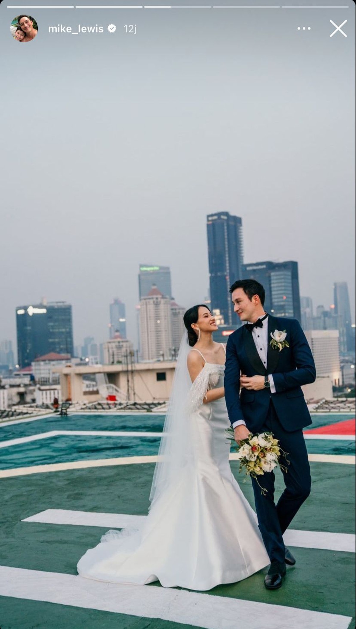 Pernikahan Mike Lewis dan Janisaa Pradja