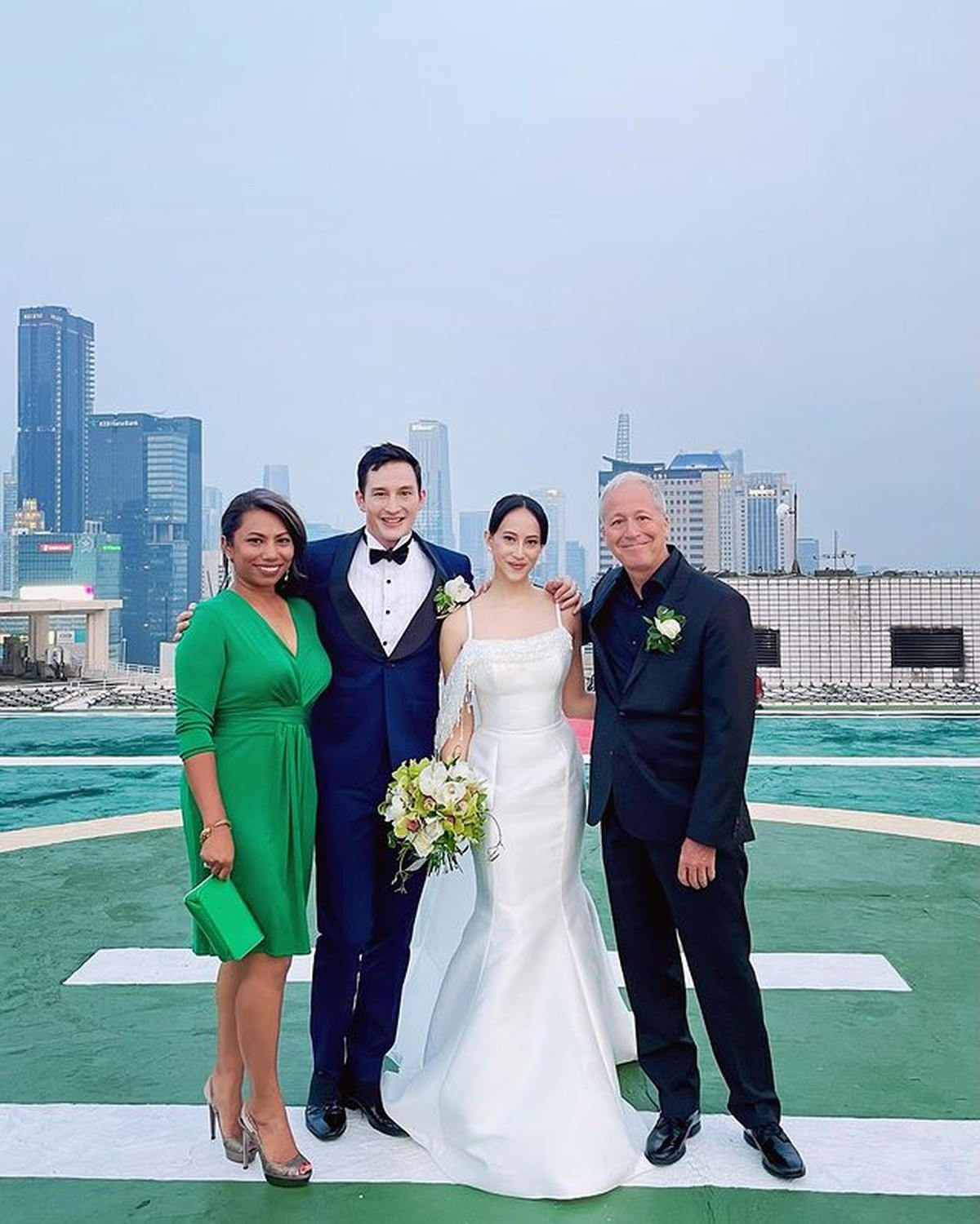 Pernikahan Mike Lewis dan Janisaa Pradja