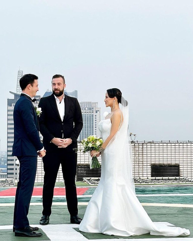 Mike Lewis dan Janisaa Pradja Pernikahan Mike Lewis dan Janisaa Pradja